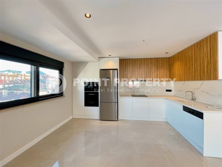 Panoramic two-level apartment 3+1 in the center of Alanya, 400 meters from the famous Cleopatra Beach-id-8050-photo-3