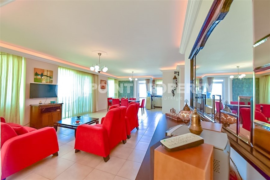 Panoramic apartment 2+1 with sea views, on the 8th floor, in the center of Mahmutlar district-id-8056-photo-3