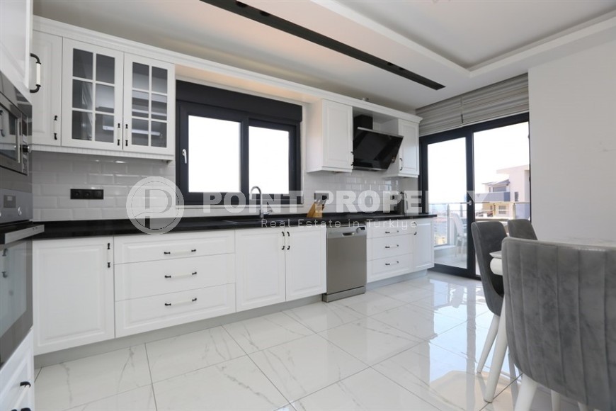 Вместительная четырёхкомнатная квартира с хорошим интерьером и мебелью, центр Аланьи-id-4542-фото-5