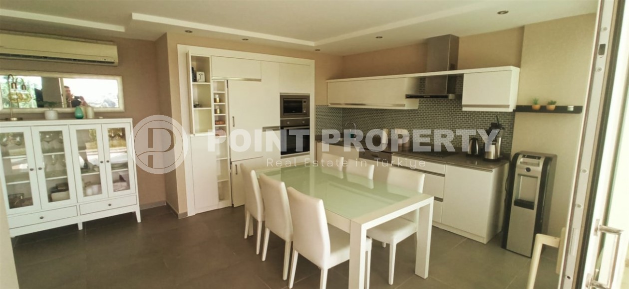 Благоустроенная квартира 3+1, общей площадью 150 м2, на 1-м этаже в комфортабельном жилом комплексе, построенном в 2012 году.-id-8098-фото-3