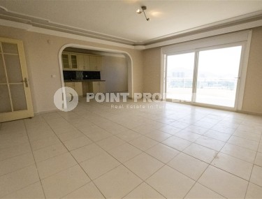 Spacious 3+1 apartment with a total area of 150 m2, on the 4th floor with panoramic views of the city and mountains.-id-4539-photo-3