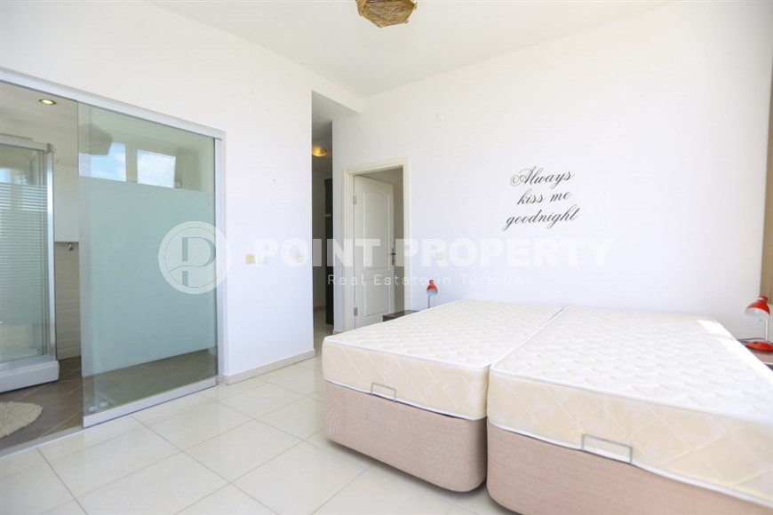 Двухуровневые апартаменты с видом на море и горы.-id-8191-фото-7