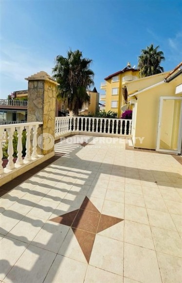 Великолепная триплекс-вилла с террасой в Кестеле-id-8268-фото-19