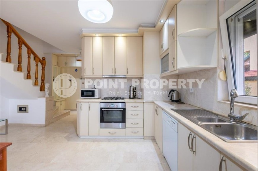 Современная вилла с мансардой и зелёным садом в Конаклы-id-8477-photo-3