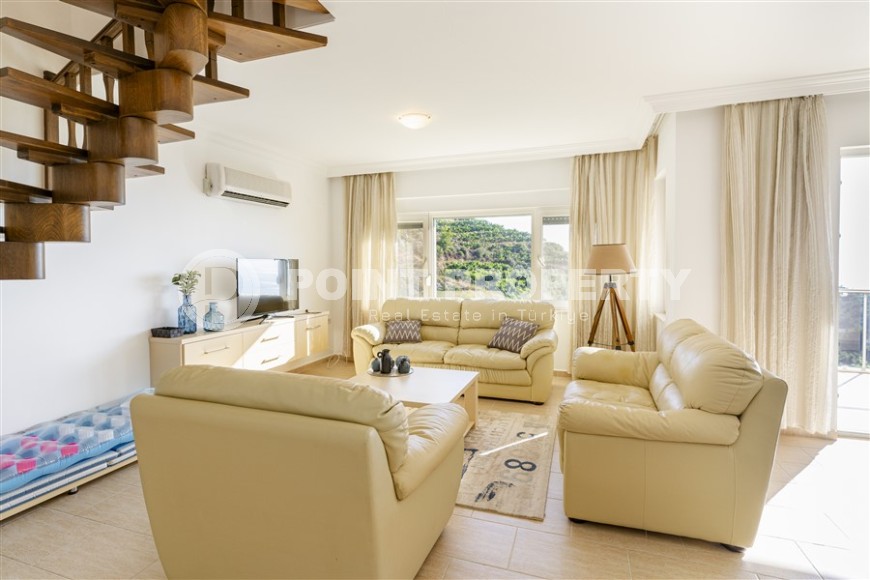 Двухуровневая квартира с красивым видом на море и горы в районе Каргыджак-id-8694-фото-3