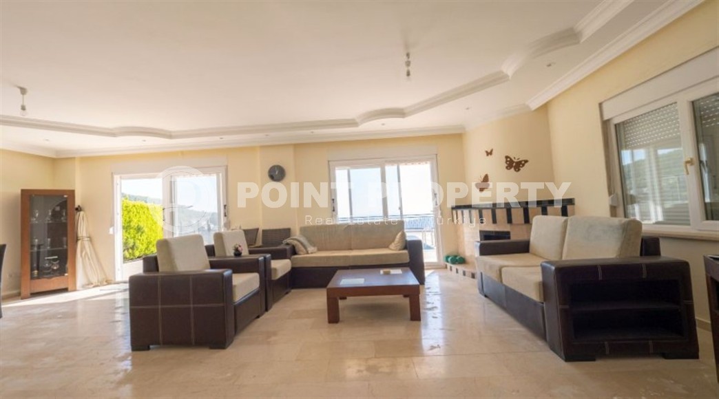 Spacious villa 250 m² with sea view and residence permit opportunity in the center of Alanya-id-8900-photo-2