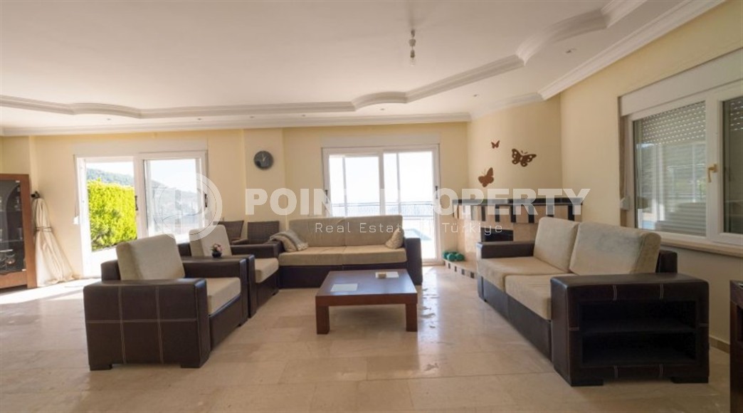 Spacious villa 250 m² with sea view and residence permit opportunity in the center of Alanya-id-8900-photo-3