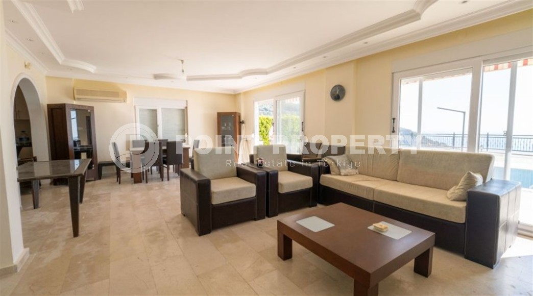 Spacious villa 250 m² with sea view and residence permit opportunity in the center of Alanya-id-8900-photo-4