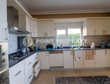 Spacious villa 250 m² with sea view and residence permit opportunity in the center of Alanya-id-8900-photo-5