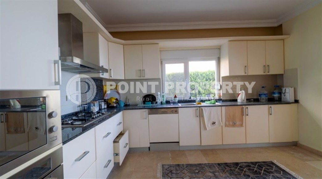 Spacious villa 250 m² with sea view and residence permit opportunity in the center of Alanya-id-8900-photo-5