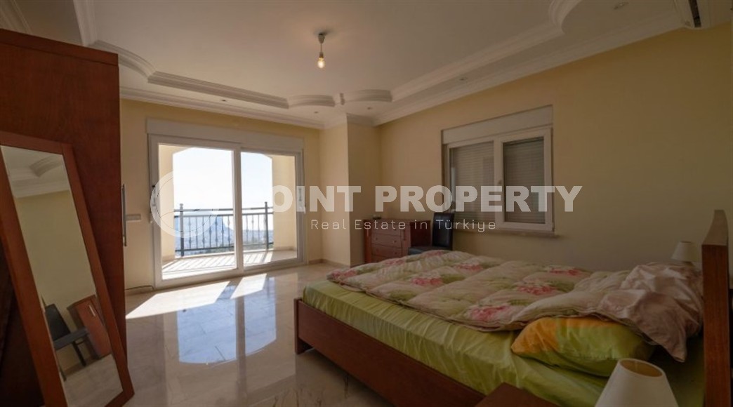 Spacious villa 250 m² with sea view and residence permit opportunity in the center of Alanya-id-8900-photo-7
