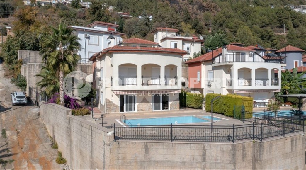 Spacious villa 250 m² with sea view and residence permit opportunity in the center of Alanya-id-8900-photo-17
