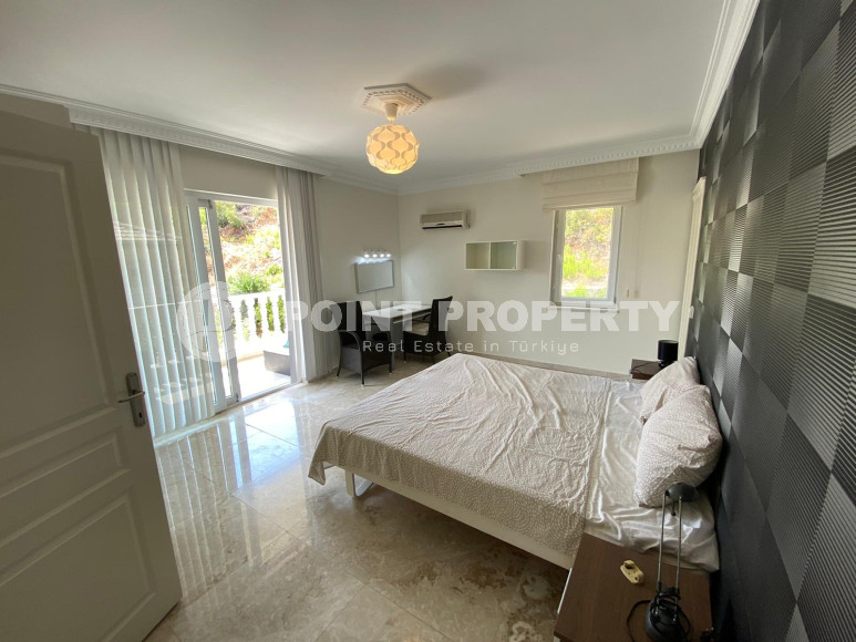 Spacious 4+2 villa with private pool in the center of Alanya for any rental period!-id-1710-photo-25