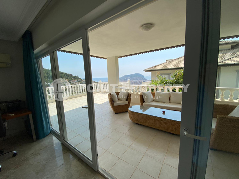 Spacious 4+2 villa with private pool in the center of Alanya for any rental period!-id-1710-photo-19
