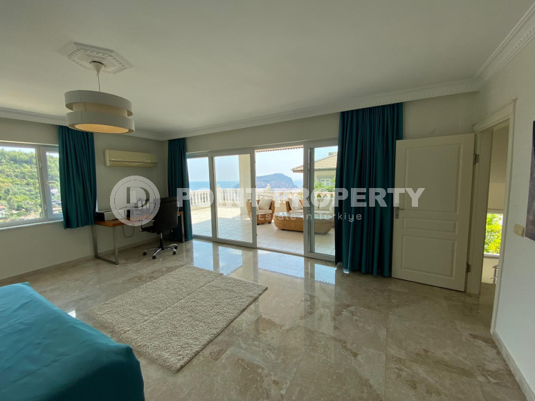 Spacious 4+2 villa with private pool in the center of Alanya for any rental period!-id-1710-photo-17