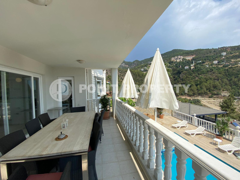 Spacious 4+2 villa with private pool in the center of Alanya for any rental period!-id-1710-photo-13