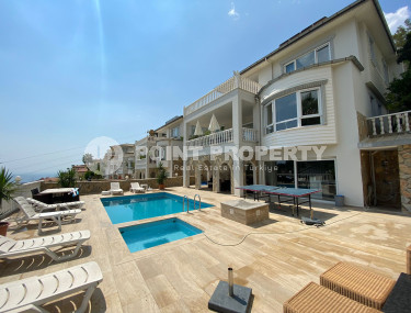 Spacious 4+2 villa with private pool in the center of Alanya for any rental period!-id-1710-photo-2