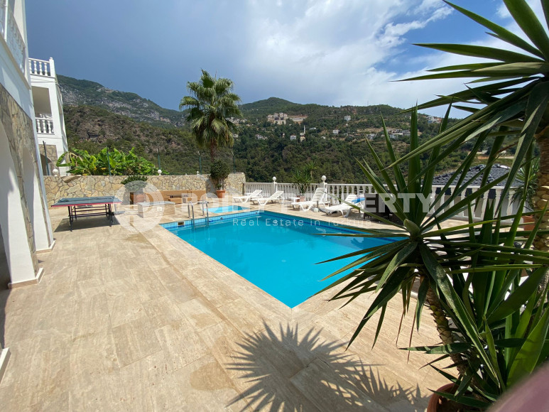 Spacious 4+2 villa with private pool in the center of Alanya for any rental period!-id-1710-photo-36