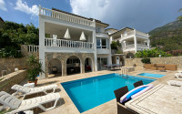 Spacious 4+2 villa with private pool in the center of Alanya for any rental period!-id-1710-photo-1