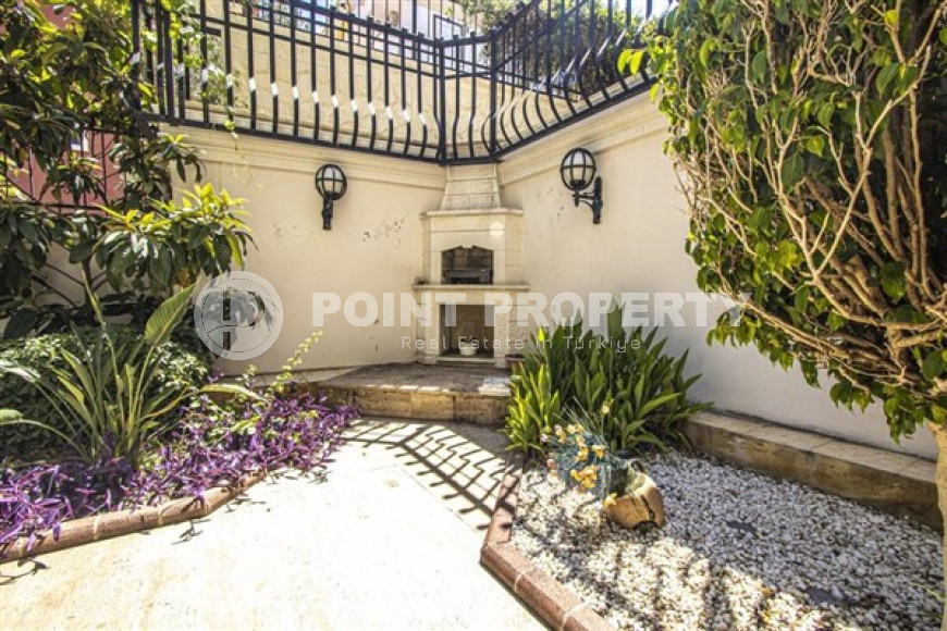 Bright duplex 3+1 overlooking the fortress in the central area of Alanya Cikcilli, 160m2-id-1715-photo-4