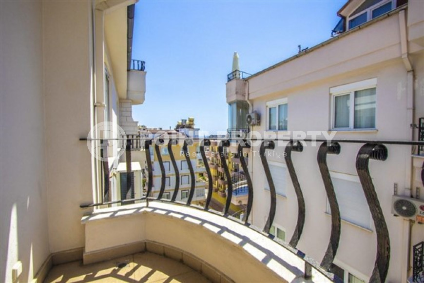 Bright duplex 3+1 overlooking the fortress in the central area of Alanya Cikcilli, 160m2-id-1715-photo-17