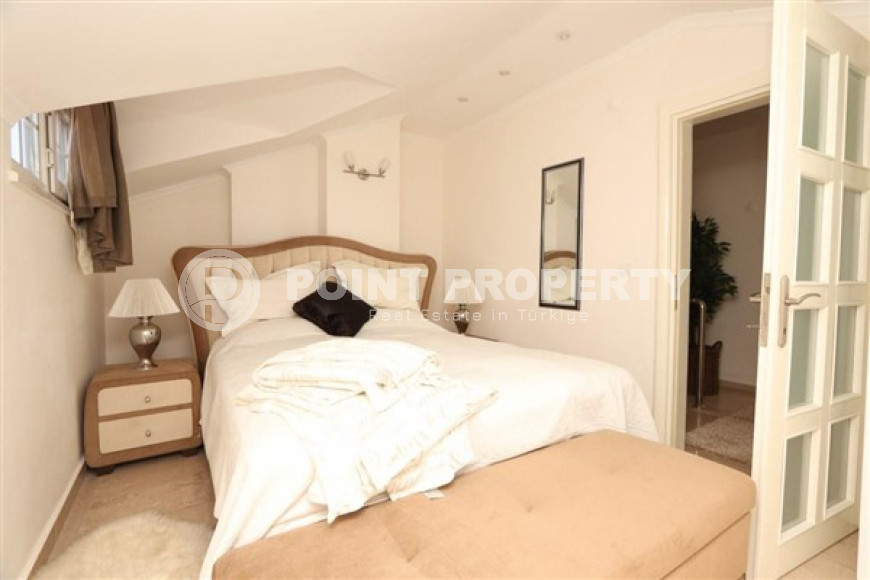Bright duplex 3+1 overlooking the fortress in the central area of Alanya Cikcilli, 160m2-id-1715-photo-21