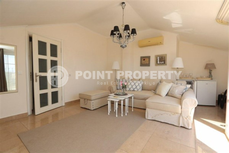 Bright duplex 3+1 overlooking the fortress in the central area of Alanya Cikcilli, 160m2-id-1715-photo-23