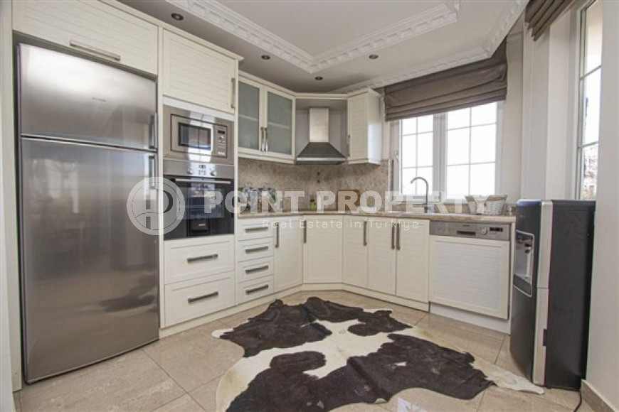 Bright duplex 3+1 overlooking the fortress in the central area of Alanya Cikcilli, 160m2-id-1715-photo-32
