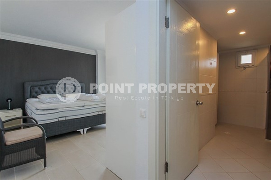 Two bedroom apartment, 109 m², overlooking Alanya Fortress in a cozy complex in Cikcilli-id-1742-photo-9