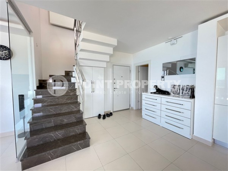 Меблированная двухуровневая квартира с двумя спальнями, 220м², на первой береговой линии в Кестеле-id-1814-фото-2