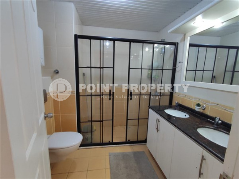 Large three-room apartment, 120m², on the main street of Mahmutlar, 200 meters from the sea-id-1892-photo-9