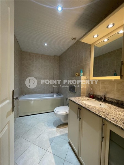 Furnished three bedroom penthouse, 200m², with mountain views in Oba, Alanya-id-1926-photo-18