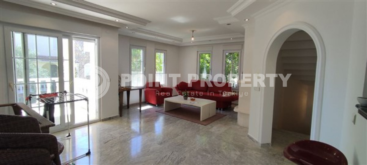 Трехэтажная вилла с четырьмя спальнями, 290м², с видом на море, в районе Алании Инжекум.-id-1940-фото-3