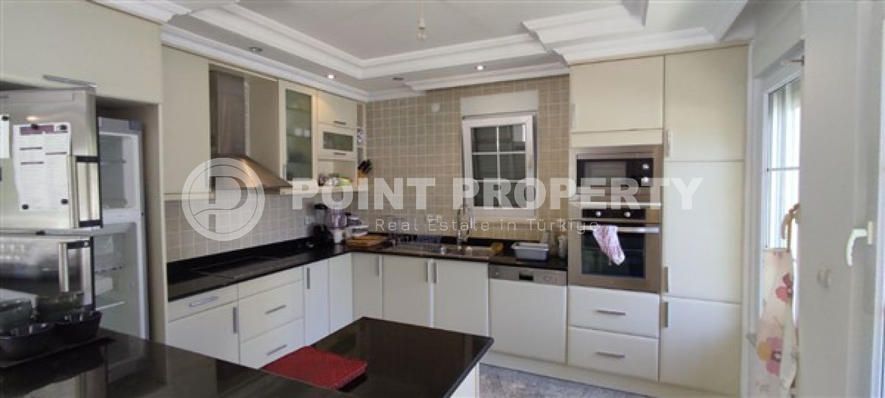 Трехэтажная вилла с четырьмя спальнями, 290м², с видом на море, в районе Алании Инжекум.-id-1940-фото-5