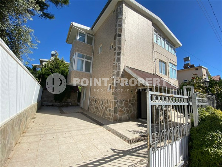 Меблированная трехэтажная вилла 4+2, 230м², в районе Алании Конаклы, в 500м от центра района-id-1958-фото-1