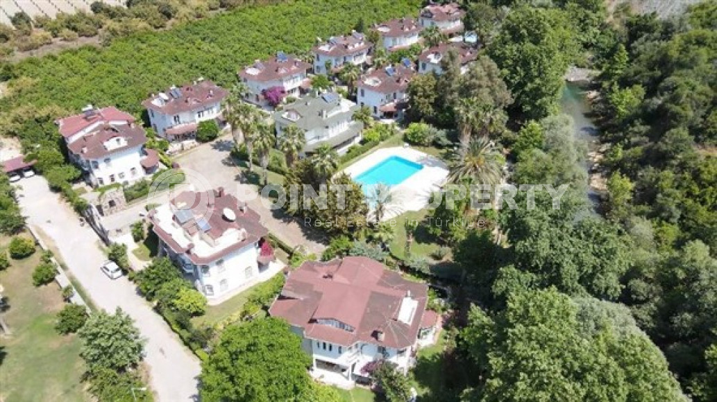 Пятикомнатная вилла, 195м², в уютном коттеджном комплексе с инфраструктурой в районе Тосмур, Алания-id-1977-фото-2