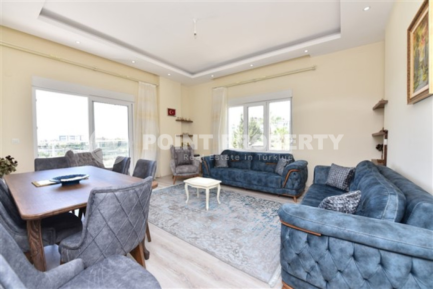 Linear four-room apartment, 150m², with separate kitchen, 1500m from the sea in Oba, Alanya-id-1984-photo-2