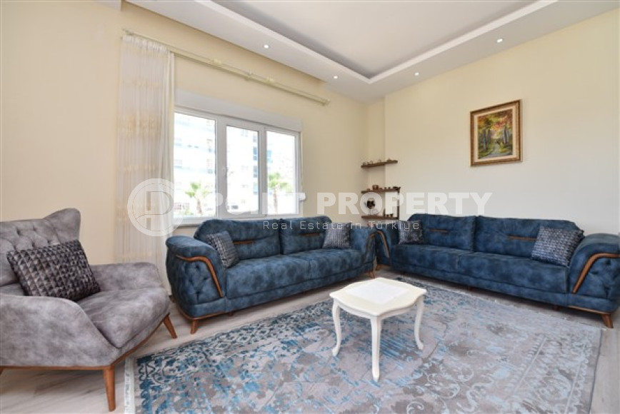 Linear four-room apartment, 150m², with separate kitchen, 1500m from the sea in Oba, Alanya-id-1984-photo-3