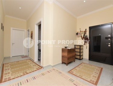 Linear four-room apartment, 150m², with separate kitchen, 1500m from the sea in Oba, Alanya-id-1984-photo-4