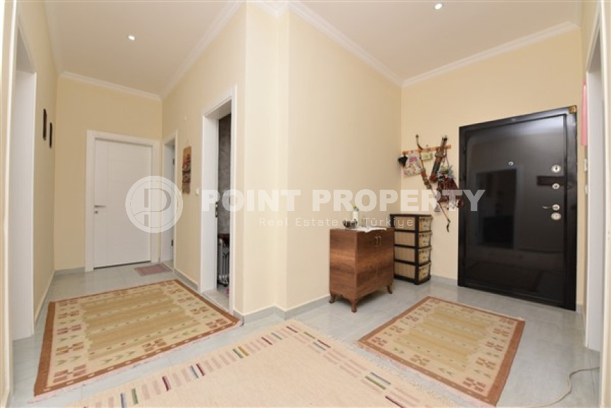 Linear four-room apartment, 150m², with separate kitchen, 1500m from the sea in Oba, Alanya-id-1984-photo-4