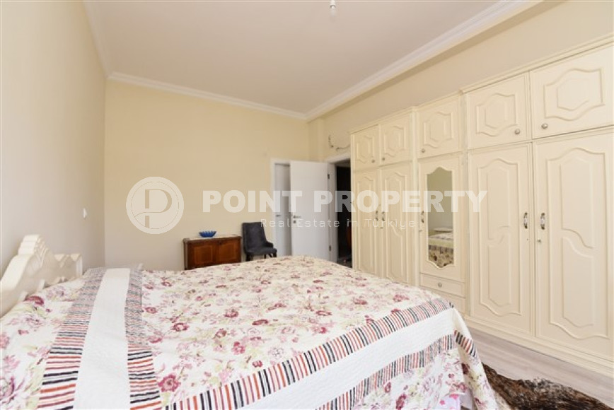 Linear four-room apartment, 150m², with separate kitchen, 1500m from the sea in Oba, Alanya-id-1984-photo-17