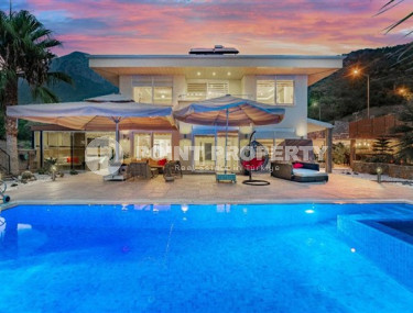 Меблированная трехэтажная вилла 2+2, 330м², в районе Алании Чиплаклы, в 1,5км от центра района-id-2057-фото-3