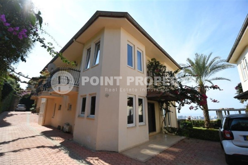 Duplex apartment 3+1 in a house for two owners, hotel complex in Kargicak, 196m2-id-2074-photo-3