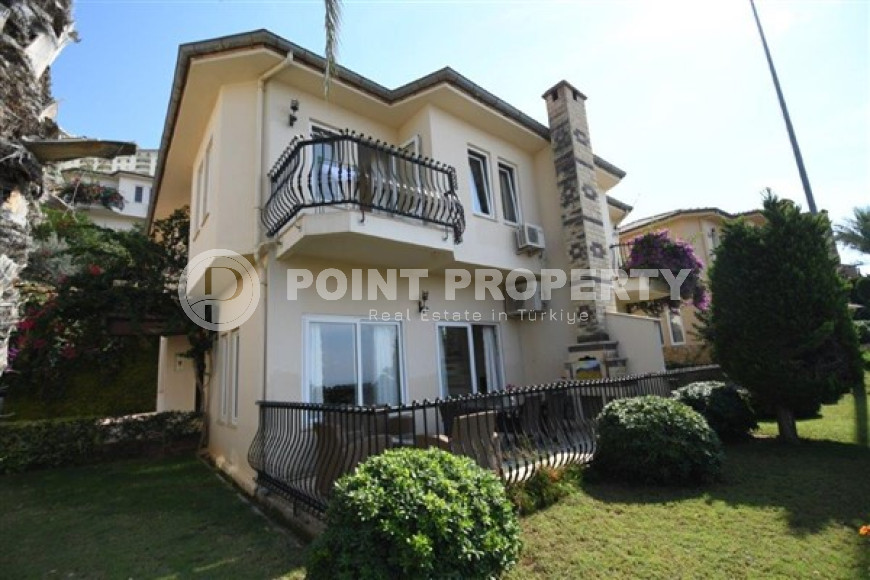 Duplex apartment 3+1 in a house for two owners, hotel complex in Kargicak, 196m2-id-2074-photo-7