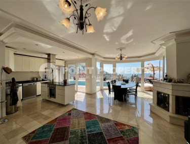 Уютная трехэтажная вилла с четырьмя спальнями, 260м², с потрясающими видами в районе Тепе, Алания-id-2127-фото-2