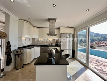 Уютная трехэтажная вилла с четырьмя спальнями, 260м², с потрясающими видами в районе Тепе, Алания-id-2127-фото-5