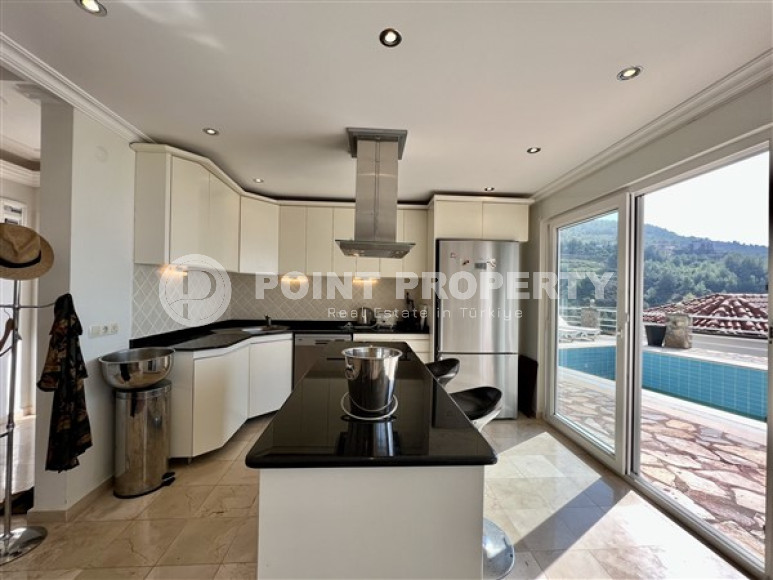 Уютная трехэтажная вилла с четырьмя спальнями, 260м², с потрясающими видами в районе Тепе, Алания-id-2127-фото-5