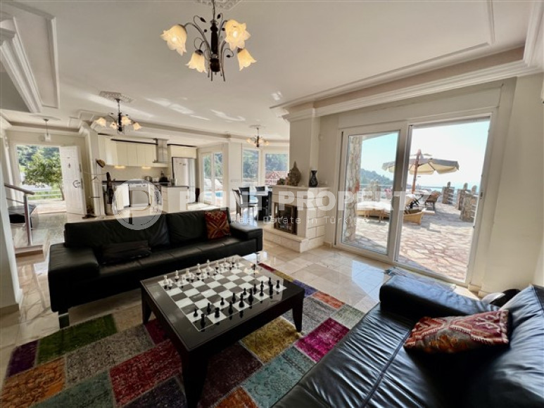 Уютная трехэтажная вилла с четырьмя спальнями, 260м², с потрясающими видами в районе Тепе, Алания-id-2127-фото-8