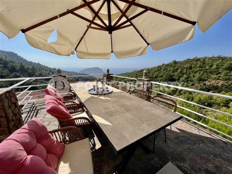 Уютная трехэтажная вилла с четырьмя спальнями, 260м², с потрясающими видами в районе Тепе, Алания-id-2127-фото-15