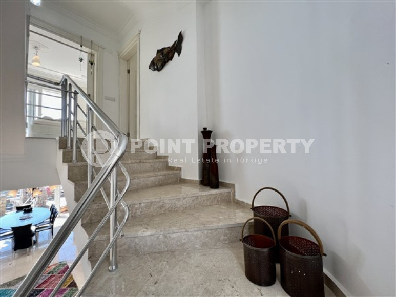 Уютная трехэтажная вилла с четырьмя спальнями, 260м², с потрясающими видами в районе Тепе, Алания-id-2127-фото-16